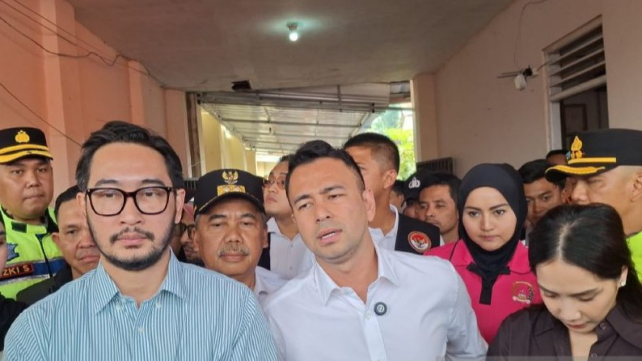 Raffi Ahmad dan Nagita Slavina Kunjungi Lokasi Longsor Cisarua, Bawa Pesan Khusus dari Presiden Prabowo
            - galeri foto