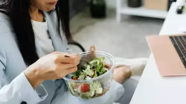 Ilustrasi makan makanan sehat sebagai bagian dari lifestyle