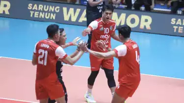 Fahry Septian bersama pemain Medan Falcons Tirta Bhagasasi di Proliga 2026.