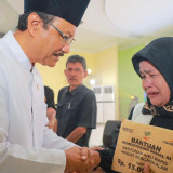 Mensos Gus Ipul Serahkan Santunan Ahli Waris Korban Banjir di Deli Serdang