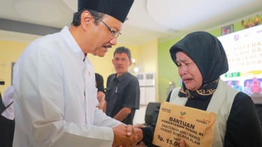 Mensos Gus Ipul Serahkan Santunan Ahli Waris Korban Banjir di Deli Serdang