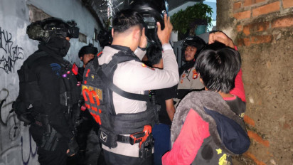 Brimob Polda Metro Amankan Enam Remaja Diduga Hendak Tawuran di Kramat Jati, Dua Senjata Tajam Jadi Bukti