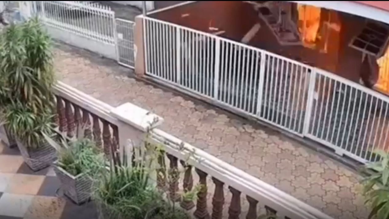 Detik-detik Ledakan Tabung Gas 12 Kg di Palembang Terekam CCTV, Dua Orang Tewas 
            - galeri foto