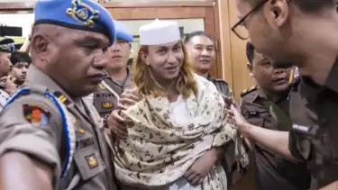 Polisi menggiring Bahar bin Smith saat menghadiri persidangan di Pengadilan Negeri Bandung, Jawa Barat.