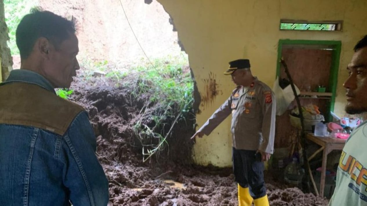 Tragedi Longsor Bandung: Dua Anak Tewas Tertimpa Tanah
            - galeri foto