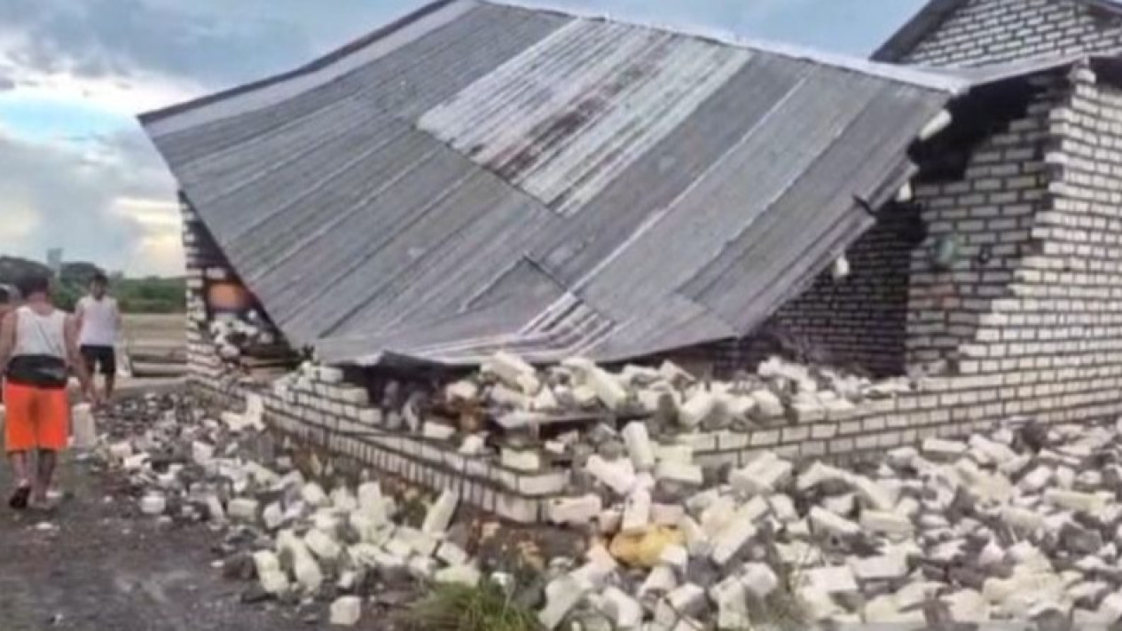 Angin Kencang Mengamuk di Pamekasan Jatim: Sekolah, Masjid, hingga Jaringan Listrik Dilaporkan Rusak
            - galeri foto
