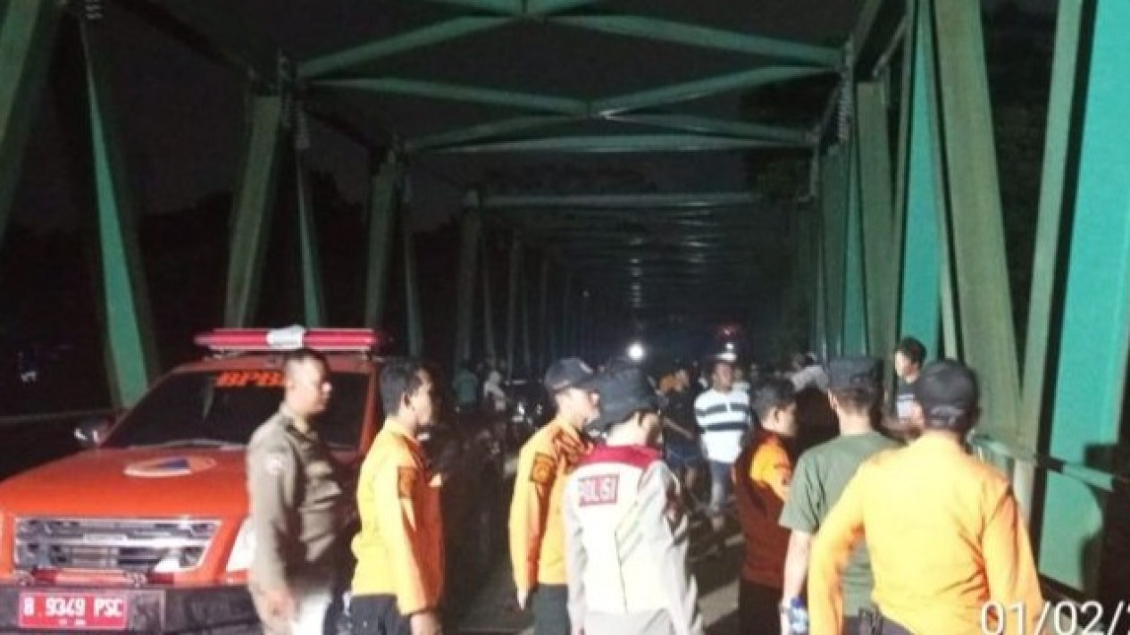 Detik-Detik Pekerja Terjatuh ke Sungai Cisadane Saat Cek Baut Jembatan, Tim SAR Gabungan Lakukan Pencarian
            - galeri foto