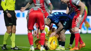 Kiper Timnas Indonesia Emil Audero jadi korban lemparan petasan