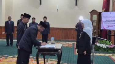 Khofifah Lantik Tujuh Pejabat Eselon II Pemprov Jatim Berbasis Talent DNA