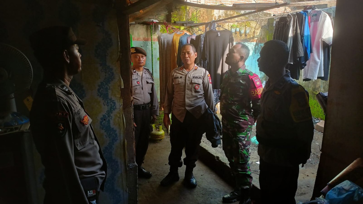 Tragis! Pasutri di Bantul Tewas Tersengat Listrik, Ditemukan Tergeletak Sambil Pegang Kawat Jemuran
            - galeri foto