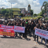 Polemik Dualisme Kepemimpinan PSHT, Massa M Taufik Demo Tolak Parluh yang Digelar Kubu Moerdjoko. 