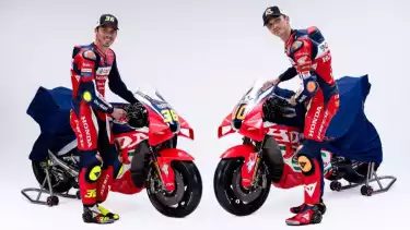 Honda HRC Castrol tetap mempertahankan identitas visual khas pada Honda RC213V dengan balutan livery merah, putih, dan biru navy.