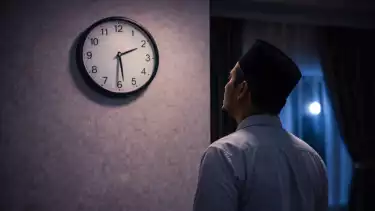 ilustrasi orang ingin melaksanakan shalat tahajud tapi belum tidur