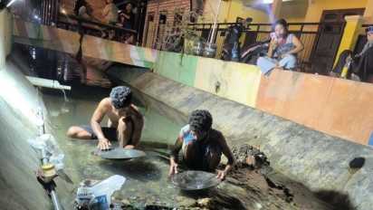Heboh, Warga Pamekasan Beramai-ramai Berburu Emas di Selokan