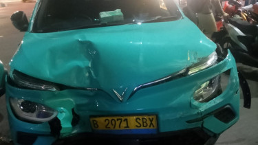 Taksi Vietnam Kecelakaan Beruntun Hantam Motor dan BYD di PGC, 2 Orang Luka