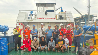 Enam ABK KLM Sejarah Tirta Abadi yang Hampir Tenggelam di Perairan Gresik Dievakuasi Kapal PHE WMO