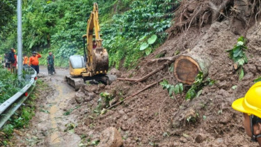Bencana Tanah longsor Hingga Menutup Akses Jalan