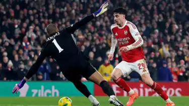 Penyerang Arsenal Kai Havertz membobol gawang Chelsea