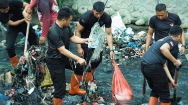Perintah Presiden Soal Sampah Dijawab Aksi Nyata, Brimob Sumut Bersihkan Sungai di Medan
