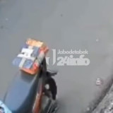 Aksinya Terekam CCTV, Viral di Media Sosial Pria Diduga Bawa Anak-Istri Curi Paket Milik Kurir di Kalibata