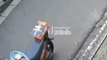 Aksinya Terekam CCTV, Viral di Media Sosial Pria Diduga Bawa Anak-Istri Curi Paket Milik Kurir di Kalibata