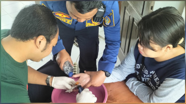 Sepuluh Tahun Melingkar di Jari, Cincin Tunangan Warga Nganjuk Berhasil Dilepas Damkarmat