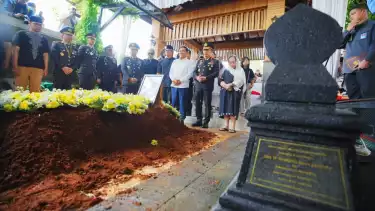 Kapolri Jenderal Listyo Sigit Prabowo menghadiri prosesi pemakaman Meriyati Hoegeng atau Eyang Meri.