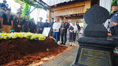 Hadiri Pemakaman Istri Jenderal Hoegeng, Kapolri Ungkap Wasiat Terakhir Eyang Meri Buat Polri