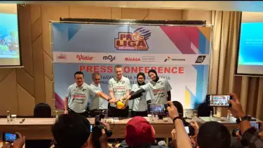 Megawati Hangestri (paling kanan) bersama tim ofisial Jakarta Pertamina Enduro di sesi konferensi pers jelang Proliga 2026 Seri Malang.