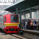 Naik Transum saat Kondisi Sibuk, Laki-laki dan Perempuan Bukan Mahram Berdesakan, Bagaimana Hukumnya?