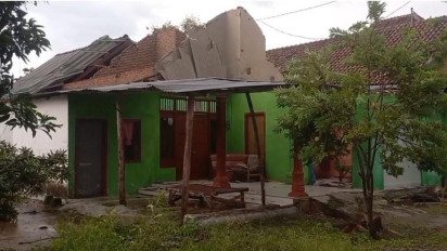 Angin Kencang Terjang Tiga Desa di Jombang, 15 Rumah Rusak dan Pohon Tumbang
