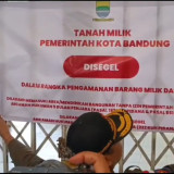 Kebun Binatang Bandung Disegel Satpol PP, Pengunjung Terpaksa Pulang