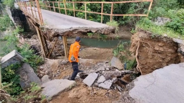 Ambrol saat Dilewati, Jembatan Darurat di Ponorogo Runtuh Tengah Malam
