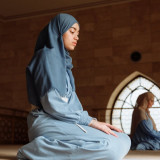 Mulai Konsistenkan Shalat Dhuha Yuk! Ustaz Adi Hidayat Jelaskan Rinci Manfaat dan  3 Pembagian Waktu Dhuha