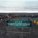 Lebih dari 800 Peserta Gotong Royong Bersihkan Pantai Watu Pecak