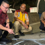 Warga Keluhkan Lubang di Jalan Flyover Pesing, Anggota DPRD DKI Jakarta Kenneth Lakukan Sidak