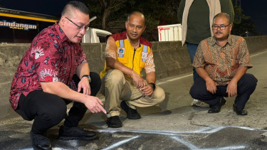 Warga Keluhkan Lubang di Jalan Flyover Pesing, Anggota DPRD DKI Jakarta Kenneth Lakukan Sidak