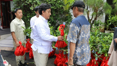 Simbol Keberlanjutan Perjuangan, Gerindra Bagi Bibit Pohon Buah saat HUT ke-18