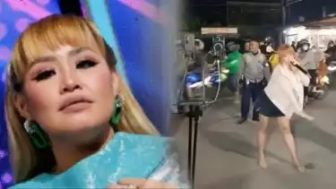 Pinkan Mambo ngamen di pinggir jalan