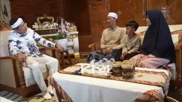 Dedi Mulyadi undang keluarga guru ngaji asal Ciparay, Bandung yang viral, Ustaz Deni Firmansyah