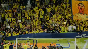 Penggemar Al Nassr mengangkat spanduk bertuliskan nama Ronaldo lengkap dengan nomor punggung ikoniknya, serta mengibarkan spanduk bergambar wjaah CR7