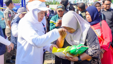 Gubernur Khofifah Gelar Pasar Murah, Jaga Inflasi dan Stabilisasi Harga Bahan Pokok Jelang Ramadhan