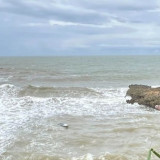 Tragedi di Pantai Sine Tulungagung: 6 Wisatawan Tergulung Ombak, 1 Pemuda Malang Hilang