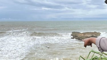 Tragedi di Pantai Sine Tulungagung: 6 Wisatawan Tergulung Ombak, 1 Pemuda Malang Hilang