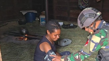 Satgas Yonif 511/DY Memperkuat Layanan Kesehatan Keliling di Popome