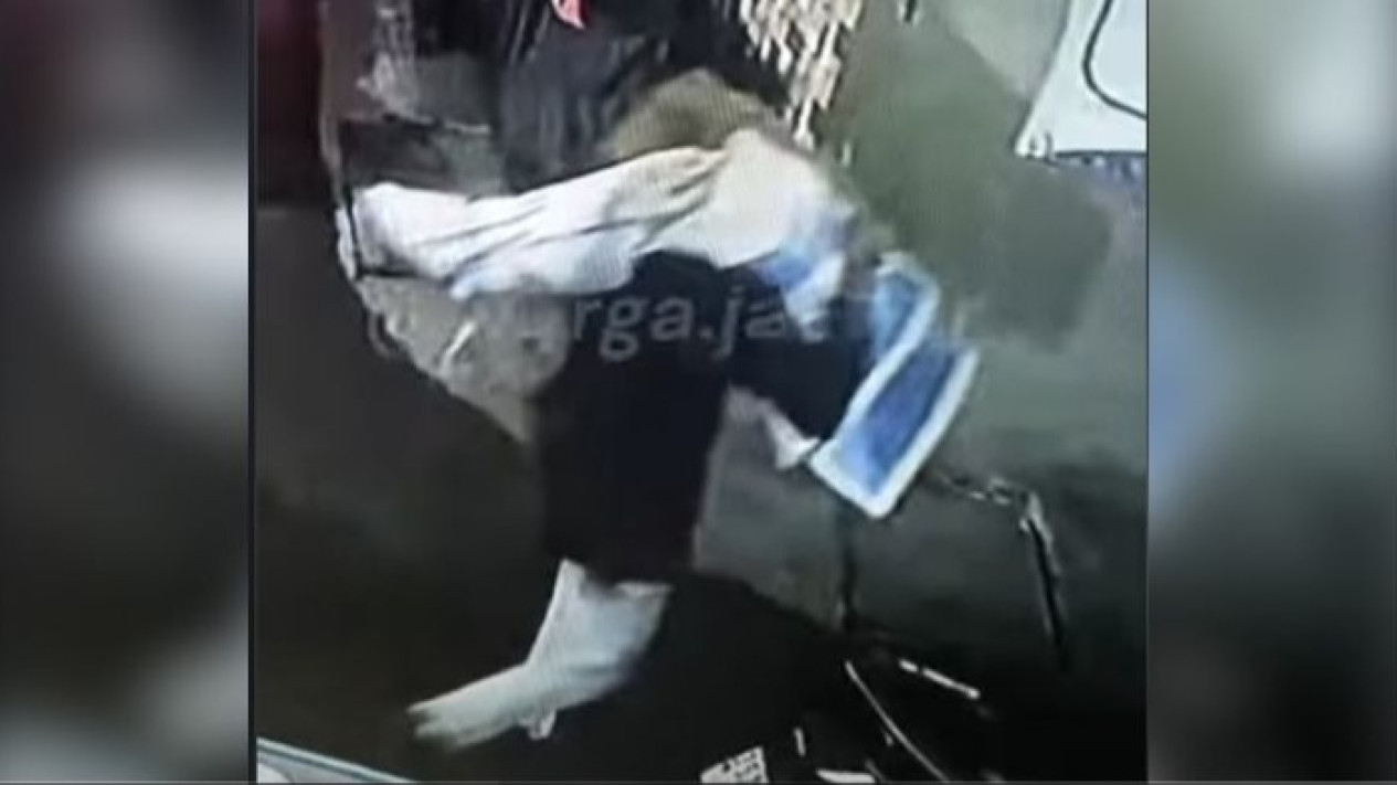 Heboh Pria Diduga Gendong Mayat di Tambora, Polisi Ungkap Ternyata Isinya...
            - galeri foto