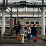 Tiket Lebaran 2026 di Wilayah KAI Daop 8 Sudah Terjual 64.402