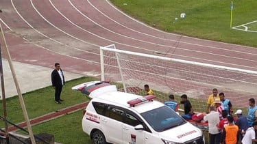 Momen Mencekam di Padang! Ravy Tsouka Kolaps Usai Laga, Pelatih Semen Padang Minta Doa