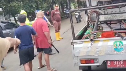 Detik-Detik Wali Kota Bekasi Nyaris Diserang Pria Bawa Golok, Warga Teriak Histeris: Awas Pak Wali