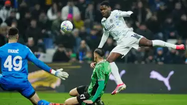 Jay Idzes mencoba menghalau Ange-Yoan Bonny di laga Sassuolo kontra Inter Milan